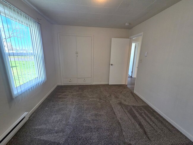 Building Photo - Charming three bedroom/one bath Medford Home | Available Now!