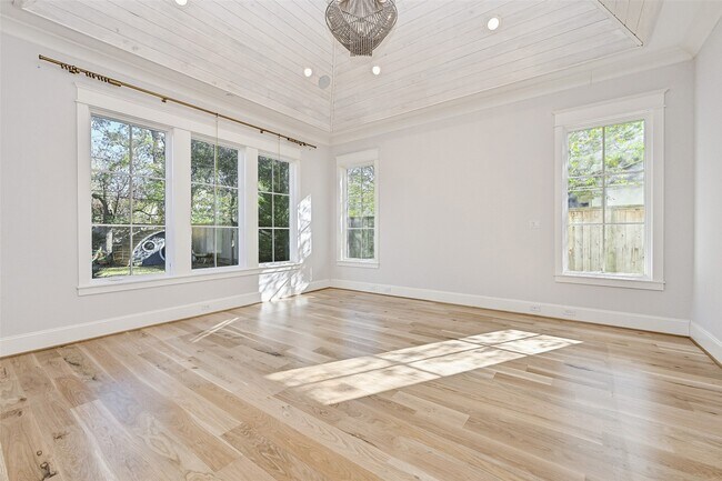 Building Photo - 718 Magdalene Dr