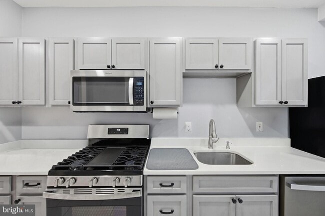 Building Photo - 1015 Riverside Ave