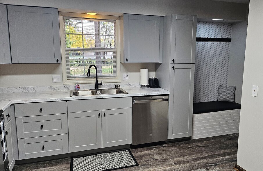 Building Photo - 2406 Roxbury Rd