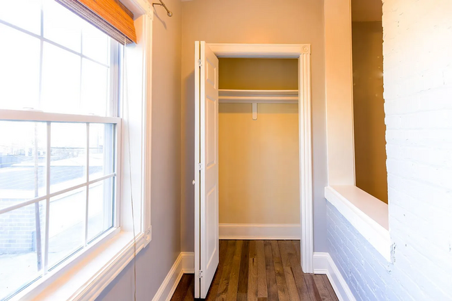 Building Photo - Fully Renovated 3 BR/1.5 BA Apartment in C...