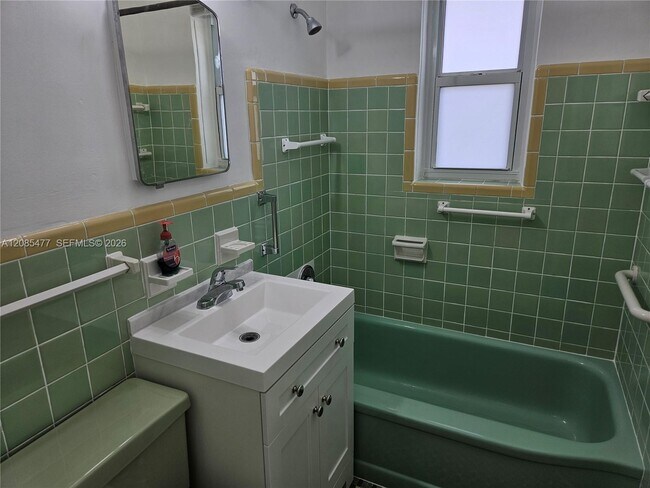 Building Photo - 145 SW 60th Ct