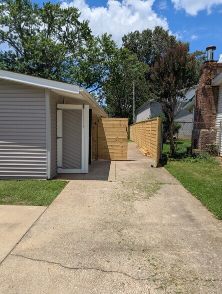 Building Photo - 1701 Brentmoor Ln