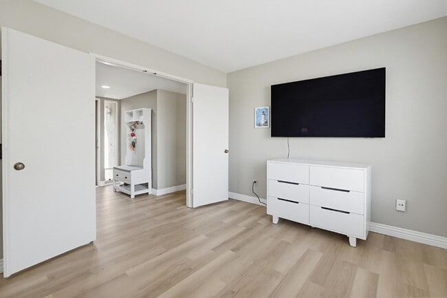 Building Photo - $3,200 - Charming 2-Bedroom + Optional 3rd Bedroom/Office Condo in Desirable Oaks North 55+ Commu...