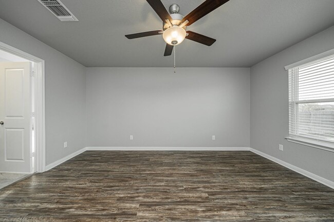 Building Photo - Bright & Cozy Home