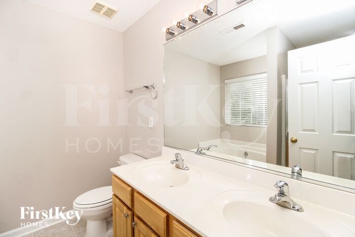 Building Photo - 6161 Glen Way Dr