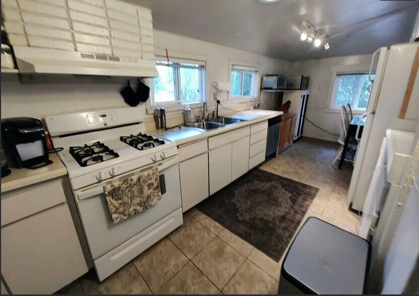 Kitchen ini use - 385 Foresthill Ave