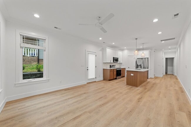 Building Photo - Gorgeous New Construction, Modern Finishes, Spacious Floorplan, Pet Friendly!