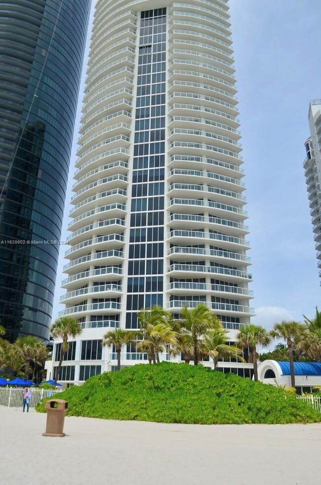 Building Photo - 18671 Collins Ave