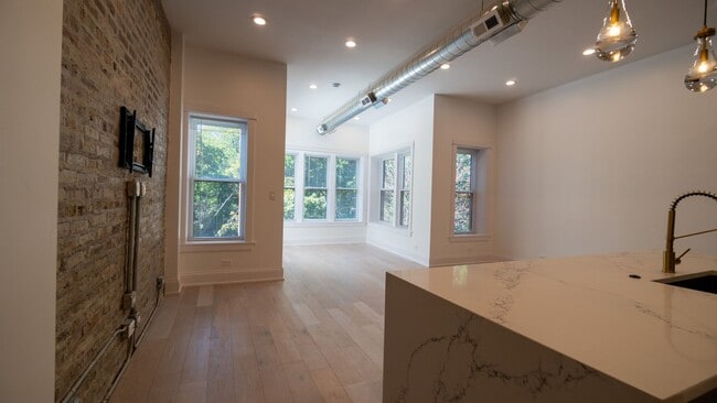 Building Photo - Stunning 3-Bedroom, 2-Bath Gem with In-Unit Washer/Dryer! Discover Uptown Living.