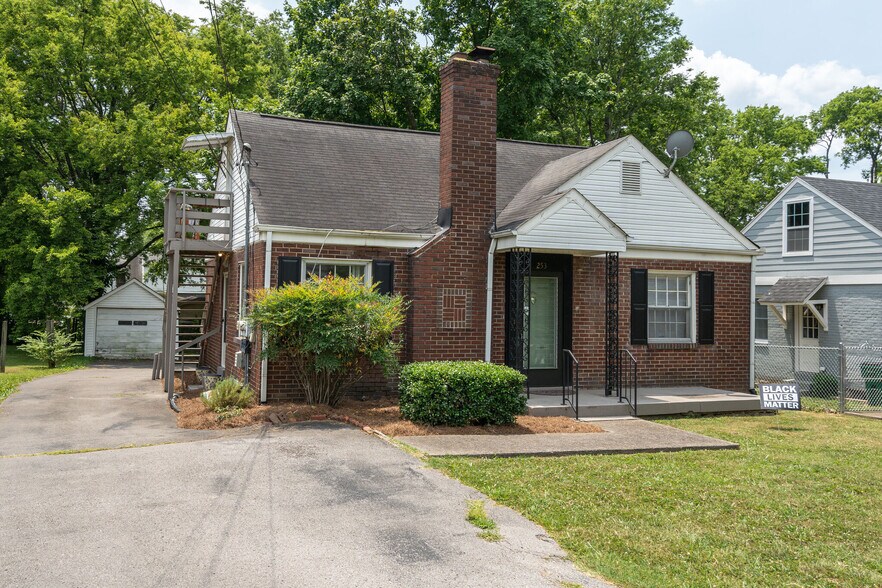 Building Photo - 253 Thuss Ave