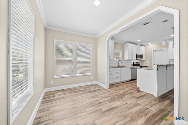 Building Photo - 711 La Cresta Dr