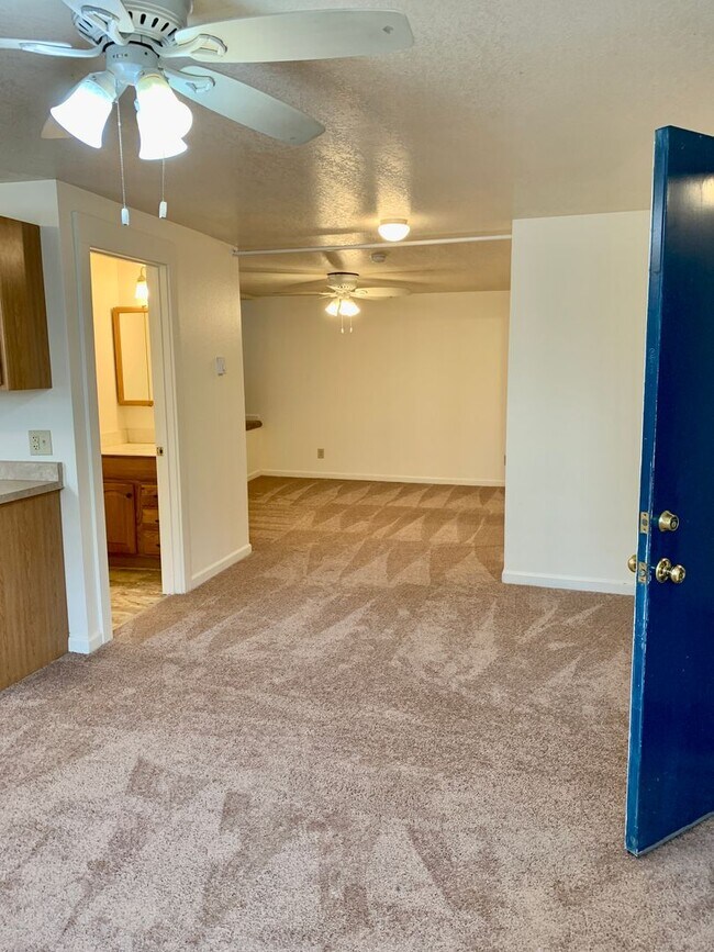 Building Photo - Studio unit in SW Portland
