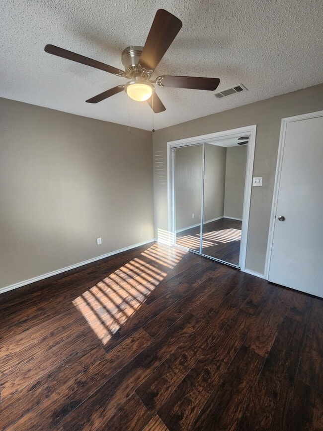 Building Photo - 4 bed 2 bath home