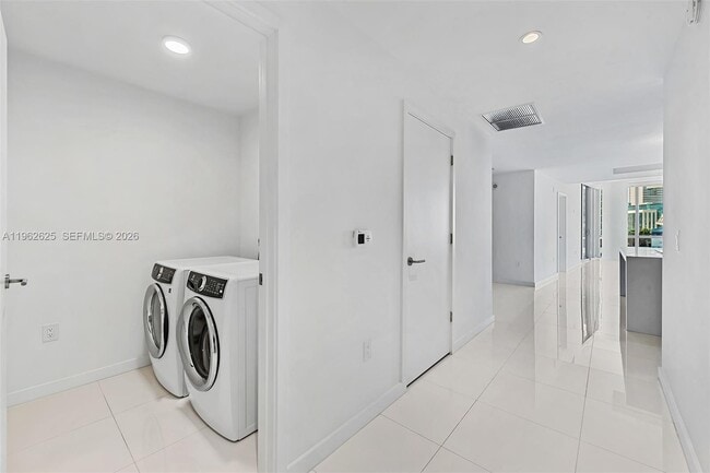 Building Photo - 851 NE 1st Ave