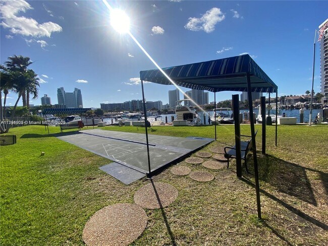 Building Photo - 2500 Parkview Dr