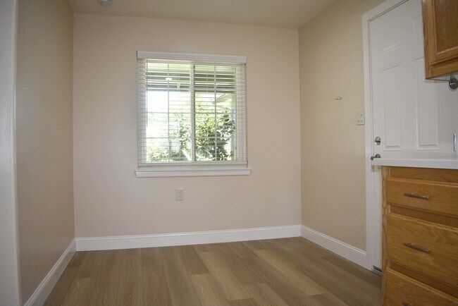 Building Photo - 5150 Oak Leaf Ave