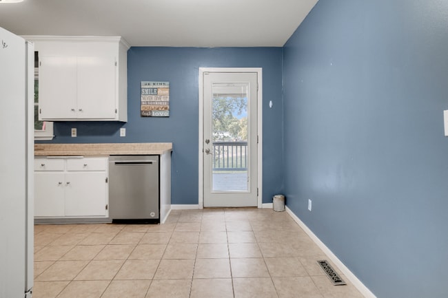 Building Photo - 6367 Zinnia Ln N