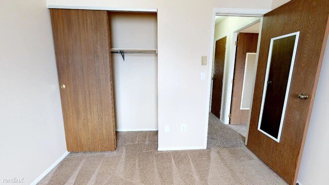 Building Photo - 943 N Dorset Rd