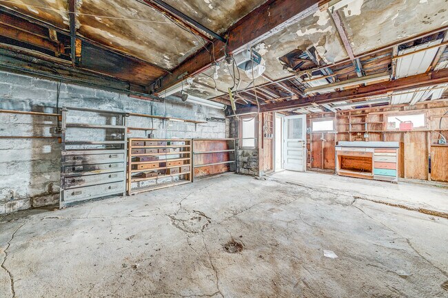 Building Photo - 2027 Eccles St