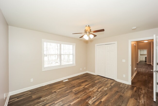 Building Photo - 4165 Golfview Dr