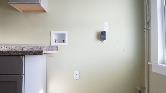 Building Photo - 1621 Stratford Ave