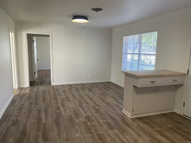 Building Photo - Two bedroom 1 bath next to campus!