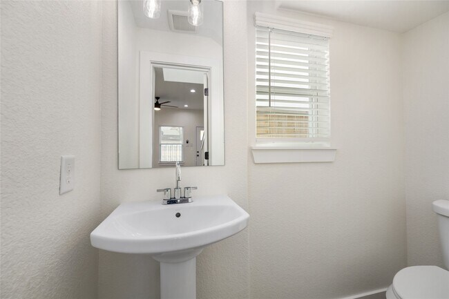 Building Photo - 6417 Eastland St