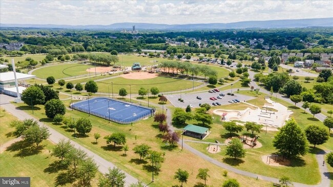 Building Photo - 250 N Mulberry St