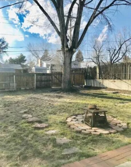 Building Photo - 2226 N Circle Dr