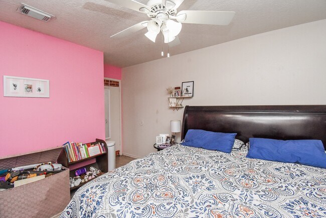 Building Photo - 12106 Pecan Meadow Dr