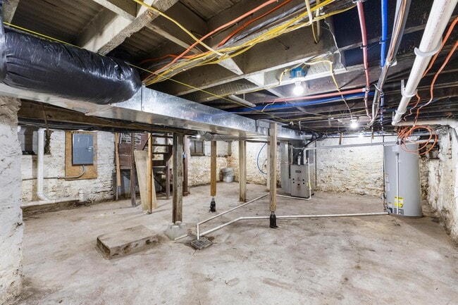 Building Photo - 1399 E Long St