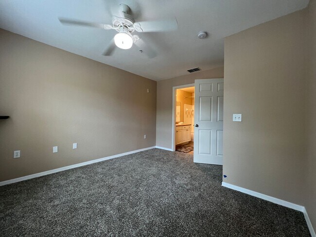 Building Photo - Beautiful 2-bedroom, 2-bath Condo available in sought after Admirals Walk private gated community.