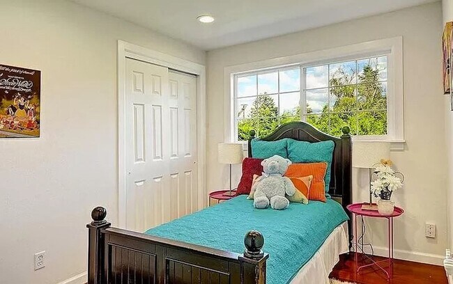 Building Photo - Beautiful, recently remodeled 4 bedroom, 3...
