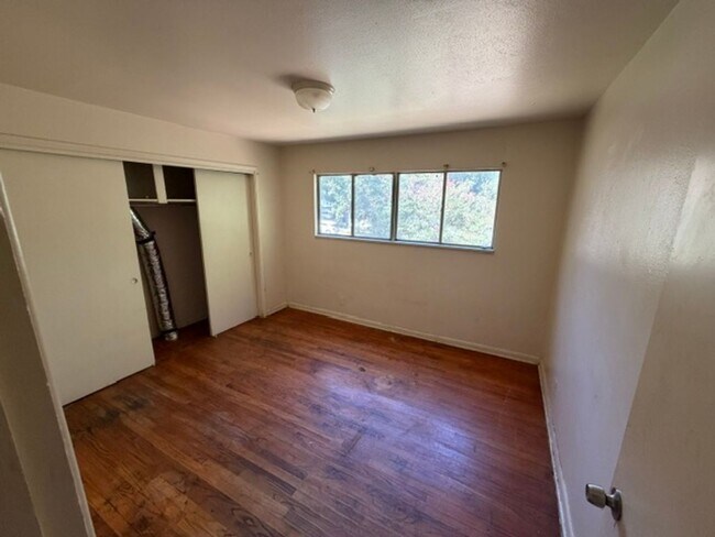 Building Photo - 3425 Sunset Dr