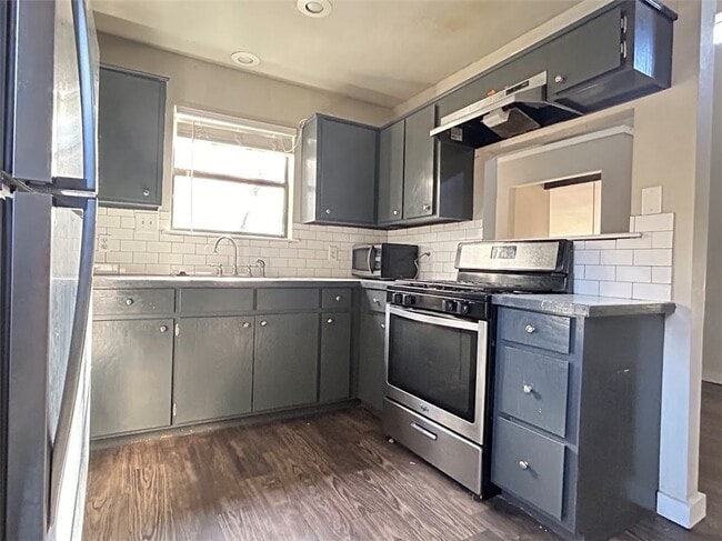 Building Photo - 968 N Lewis Ave