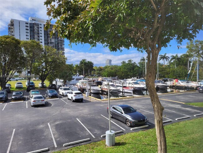 Building Photo - 3401 N Country Club Dr