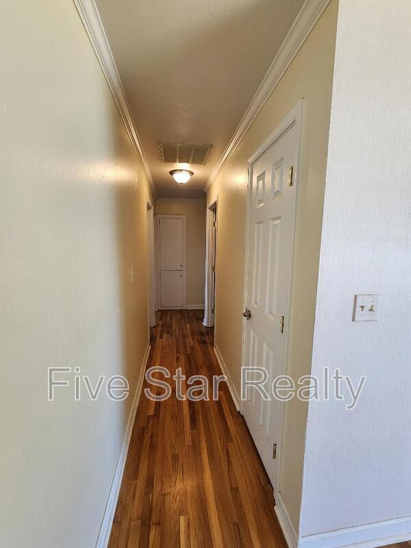 Building Photo - 544 Laurel Dr
