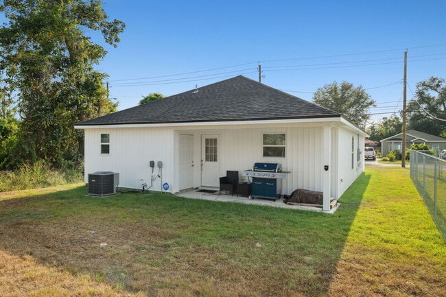 Building Photo - 526 Camellia Ave