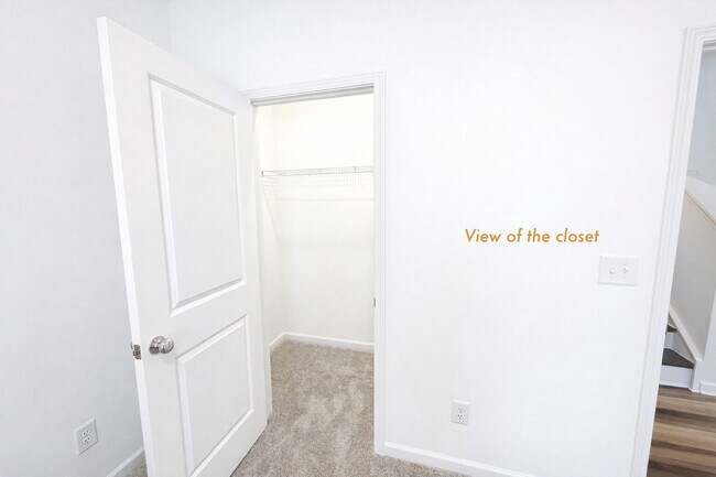 Building Photo - Like New 5 Bedroom Home with Community Amenities