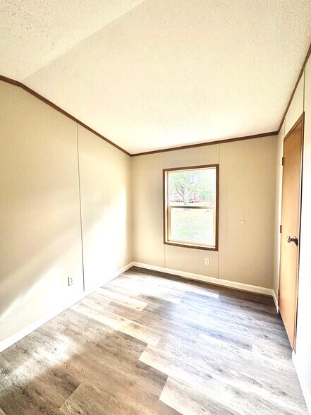 Building Photo - 90 Yankee Folly Rd