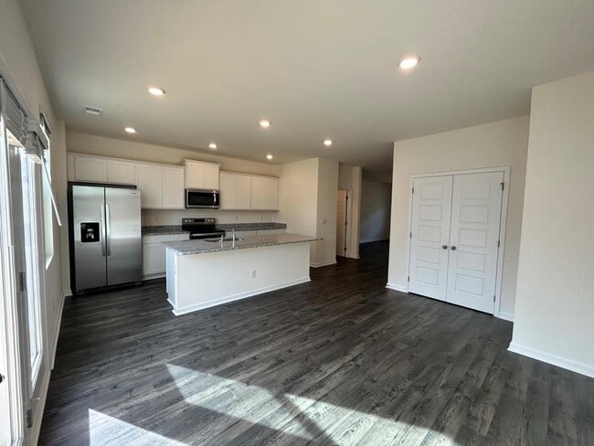 Building Photo - 1253 Cades Walk