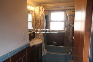 Building Photo - 14 Caltha Rd