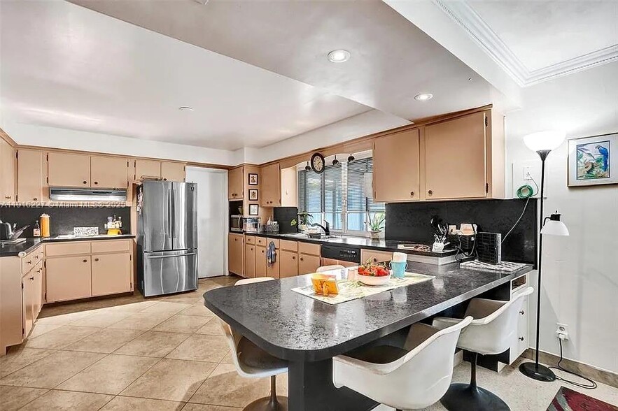 Building Photo - 2761 NE 12th St