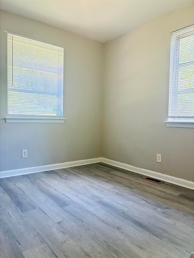 Building Photo - 1733 Finchley Dr