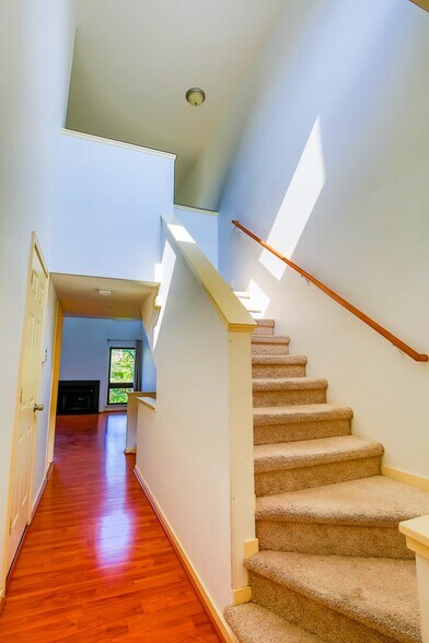 Building Photo - 716 Eton Ct