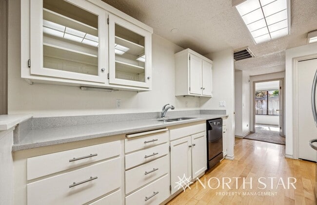 Building Photo - Charming One-Level Home on a Quiet Cul-de-...