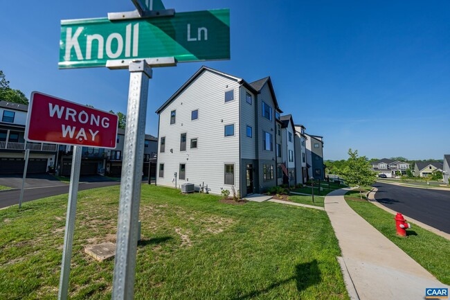 Building Photo - 1521 Knoll Ln