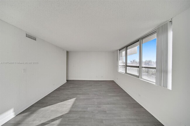 Building Photo - 1500 Bay Rd