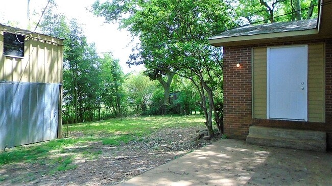 Building Photo - 4-BEDROOM + BONUS ROOM - Beautiful, Shady Residential Area